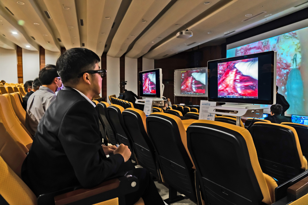 �_(d��)��֮���_(d��)�������3DӰ���Q�����������_(d��)�������g(sh��)�C(j��)���ֱ۵�3DӰ�񼴕r(sh��)�B���D(zhu��n)�����ڕ�(hu��)�h���^Ħ���t(y��)����ֻҪ����ƫ�����R�������c��(zh��)���t(y��)������ͬ����3D���wӰ�������R�����_(t��i)�F(xi��n)��(ch��ng)���s���_(d��)�������g(sh��)�ČW(xu��)��(x��)����